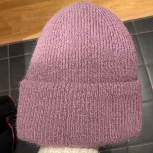 Mössa - Säljer denna gosiga mössa från ZARA💜 Den är i jättebra skick!! Hör av dig i dm om du är intresserad 🥰🥰 Skriv privat för fler bilder!!