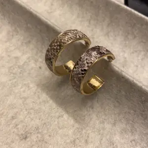 Guldiga örhängen med orm mönster Säljer för 30kr plus frakt!💕 (endast testade)
