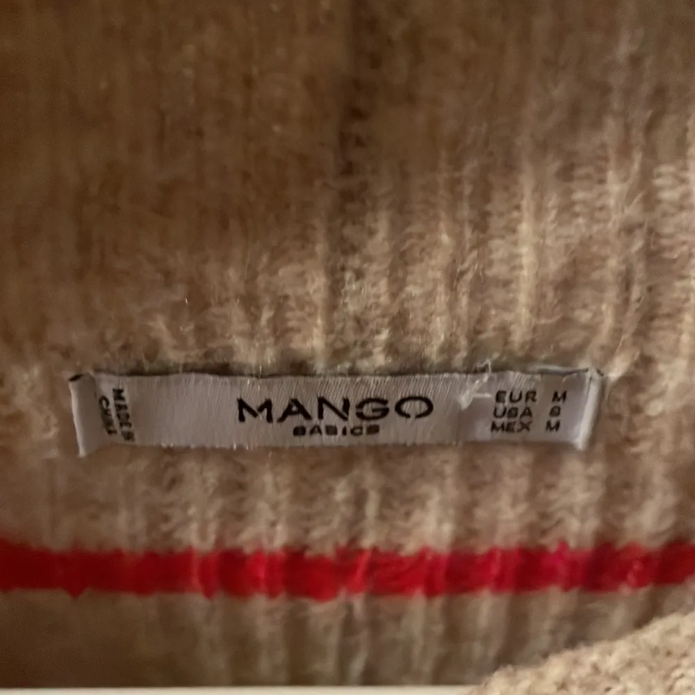 Säljer denna jötte fina mysiga tröjan från mango i storlek m för 159. Stickat.