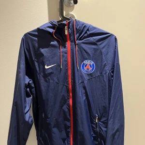 Nike x psg vind jacka  - Nike x psg jacka skick 9/10. Storlek small men passar även medium 