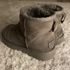 Uggs - Äkta låga grå Uggs, nypris 2200:-. Dem är VÄL använda, därav de låga priset! 🙏🏼❤️‍🔥🍂🧚🏻🧚🏻🧚🏻🧚🏻säljer för att jag aldrig använder dem längre❤️❤️