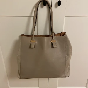 Väska - Beige/grå skin väska lagom stor med stort öppet inuti plus en liten mini väska. Säljer för 50kr plus frakt!💕 