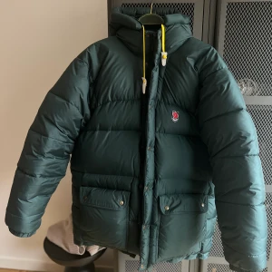 fjällräven jacka expedition down  - Säljer min fjällräven jacka expedition down i nyskick, använd endast en gång. Säljer pågrund av fel storlek och att det inte blir till tillräckligt kallt i Malmö på vintern, Ny pris 6999kr