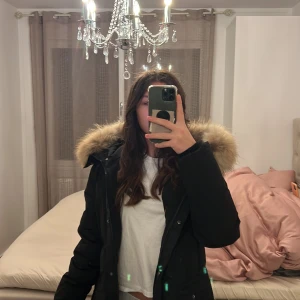 Hollies jacka, Strl Xl - Hej, jag säljer min jacka som jag har haft ungefär 1 år, Den är som ny, ekta päls och har knappt använda den Den har inga skador, inga fläck. Säljer pga att jag har gått ner i vikt o den är för stor för mig!