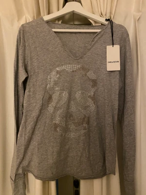 Zadig Voltaire tröja - Super fin och cool långärmad t-shirt. Helt oanvänd, lappen finns kvar och extra knapp. Perfekt julklapp till någon du tycker om❤️🎄  Nypris ca 1500kr mitt pris 850kr
