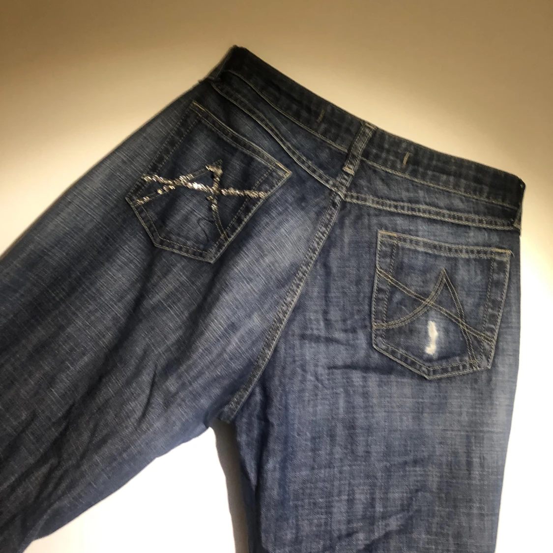 Lågmidjade jeans med paljettdetalj - 91