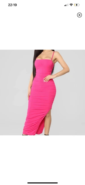 Ruched klänning - Fashionnova - Säljer min klänning från Fashionnova använd 1 gång  Köpt för 400 kr + tullavgift  Stretchig så funkar för S också 