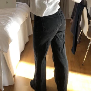 Svarta straight leg jeans  - Köpte hoss nån annan ifrån plick, tyvärr var de försmå så därför säljer jag de💕 jätte bra skick! Lånade bilder ifrån förra ägaren❤️
