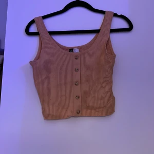 Pech färgad topp från hm - Pech färgad topp men knappar  Köparen betalar eventuell frakt 