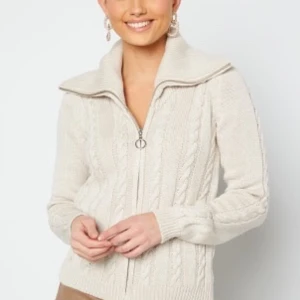 Stickad kofta  - Super snygg stickad kofta som aldrig kommit till användning