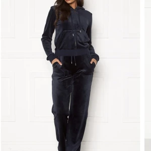 Juicy couture set midnight blue stl S - Säljer mitt juicy couture set i bra skick och inga skador. EJ MIN BILD. Men bilder kan fås vid intresse! Storlek S. Nypris 2300. Kan fraktas också men då står köparen för frakten, skickar självklart bild då också 