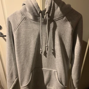 Grå hoodie - Säljer denna fina hoodie från BikBok i grått! Bra kvalitet och fint skick. 🫶🏼