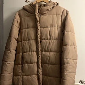 Lång brun jacka lager157 - Säljer nu min superfina jacka från lager 157 i storlek M. Den är endast använd förra vintern och därmed i bra skick! Skriv för egna bilder 🤎 nypris 500/600kr. inga defekter. Pris kan diskuteras vid snabb affär 🌟 frakt tillkommer!