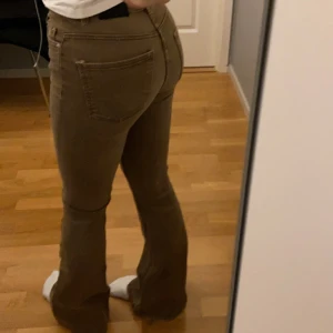 jeans  - Jeans från bershka köpa utomlands. Sitter jättefint!! Ganska använda. Storlek 32 men passar mig som har 34 eftersom de är stretchiga! Minns inte exakt hur mycket de konsta men runt 250 svenska kronor!❤️