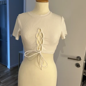 T shirt - T-shirt med knytning 