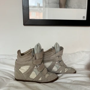Isabel marant skor!! - Säljer dessa sjukt populära skorna från Isabel Marant!! Tecken på användning finns därav priset! Hör av er för mer frågor eller bilder💗