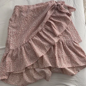 Kjol - Säljer denna söta kjol från Shein💓den är i ny skick💓💓hör av dig i dm om du är intresserad Har resor kring midjan så kan passa fler storlekar!! Skriv privat för fler bilder!!