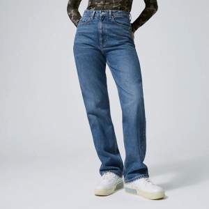 Weekday rowe extra high straight jeans. Första bilden är för att visa modellen. Färgen på jeansen jag säljer är vit.  Strl w27 l32. Användt enbart en gång.  Ordinariepris 590 kr. Säljer mina för 250 + frakt. Hör av er vid frågor eller funderingar🤍