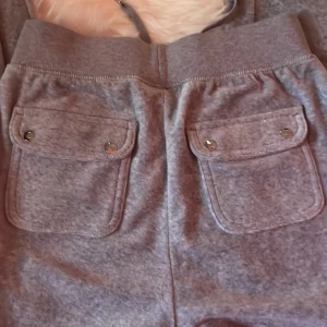 Gråa juicy byxor - Säljer mina helt Nya juicy i grå, 1000kr me frakt💗Inget fel med de, Behöver bara pengar. De är i xxs men skulle kunna passa xs beroende på. Står inte för postens slarv tyvvär💗 Hör av dig om du är intresserad!! Jag kanske sänker till 900 ist💗