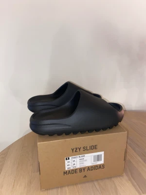 Yeezy Slides - Säljer nya adidas yeezy slides onyx strl 44 1/2 Köparen betalar frakt 📦  