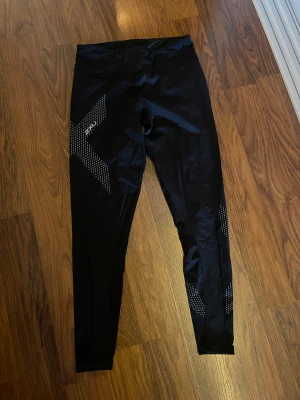 2XU tränings tajts - Jätte sköna tränings tajts ifrån 2XU, 2 mindre hål på knät men annars i fint skick. Sitter tajt på kroppen, storlek M passar som en S 