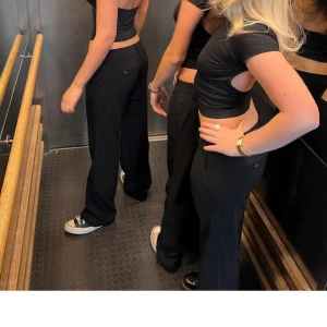 Kostymbyxor  - Säljer de snyggaste lågmidjade  kostymbyxorna ifrån alobha. Beställde två storlekar och behöll ena så det är helt nya och oanvända!