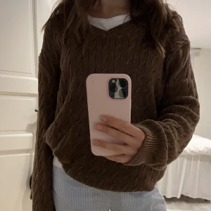 Brun stickad tröja - Jättefin tröja från Brandy Melville💝 använt endast fåtal gånger men som nyskick!💕 köparen står för frakten💝