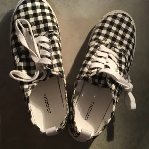 Helt nya sneakers - FRAKT: 66kr  •säljer då dem tyvärr är försmå för mig :(