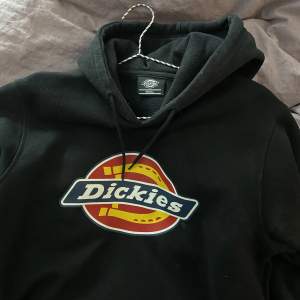 Knappt använd dickies hoodie i strl S. Fortfarande i nyskick, köpte den på carlings! 