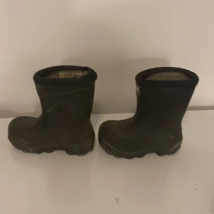 Viking vinterkängor - Barnstövlar från Viking. Fodrad med fårull håller värmen inne och bättre stövlar som klarar kylan går inte att hitta.