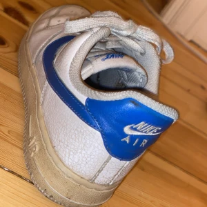 Nike air force - ÄKTA Nike airforce! Dock lite trasiga på insidan men det känner/ser man inte, mycket använda men funkar jätte bra. skit snygga! Funkar också perfekt som jumpa skor. Lite för små för mig! Och har ett annat sko snöre men det kan man byta ut om man vill!