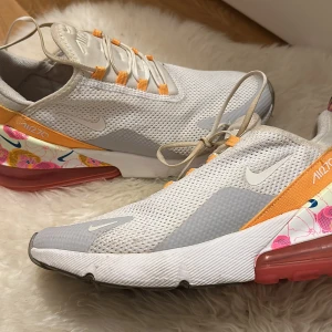 Nike Air max 27O  - Hej, säljer nu dessa skor som inte är änvända så mycket eftersom de snabbt blev för små för mig. De är äkta och väl behandlade. Storlek 39 men är lite små i storleken 
