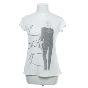 T-shirt med tryck - En super cool vit t-shirt med tryck!  På mig som vanligtvis har S/M sitter den super bra!  Nästan helt oanvänd men köpt secondhand, inga slitningar eller missfärgningar:)))