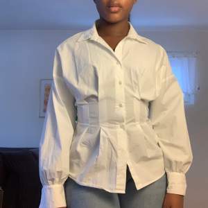 Skjorta med inbyggd ”korsett”🤍