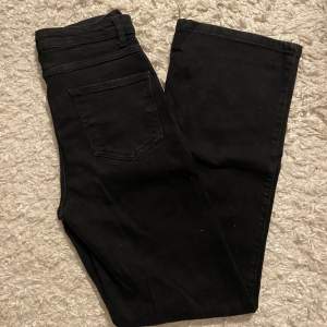 Svarta raka jeans från madlady. Små i storlek!!!  Pris går att diskutera 