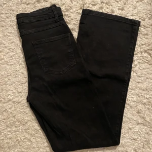 Jeans strl 38 - Svarta raka jeans från madlady. Små i storlek!!!  Pris går att diskutera 