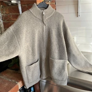 Kofta Zara - Så najs tröja från Zara. Storlek S i herrmodell! As najs material!! Använd kanske 3 ggr Max🖤