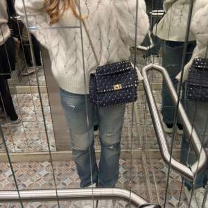 Acne jeans. Såå snygga, intressekoll❣️. Nyskick. Dem är midwaist och raka! Finns ej att köpa längre, nypris var ca 4000kr. Passar mig perfekt som brukar ha S/34/36. Första och andra bilden är mina, kan gå ned i pris vid snabb affär.