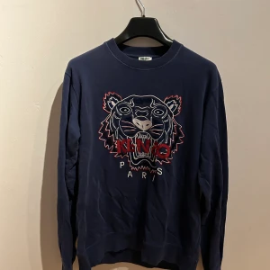 Kenzo sweatshirt  - Säljer min äkta kenzo tröja då den ej kommer till andvänding. Tröjan är i okej skick och är i storlek M/L. Köpte den för 2000kr och säljer den för 750k  Frakt tillkommer 