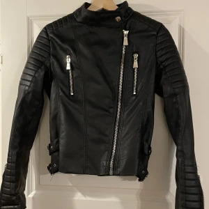 Skinnjacka  - En skinnjacka som går till midjan ungefär, den är i fint skick. För fler bilder eller frågor är det bara att skriva!  Köparen står för frakten🤗