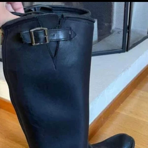 Primeboots stl 39 - Säljer mina fina primeboots som inte kommer till användning längre, fint skick med guldfärgade detaljer