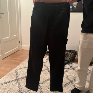 Stone island byxor  - Svarta Stone island byxor köpta från NK nästan oanvända kvitto finns Nypris 3000