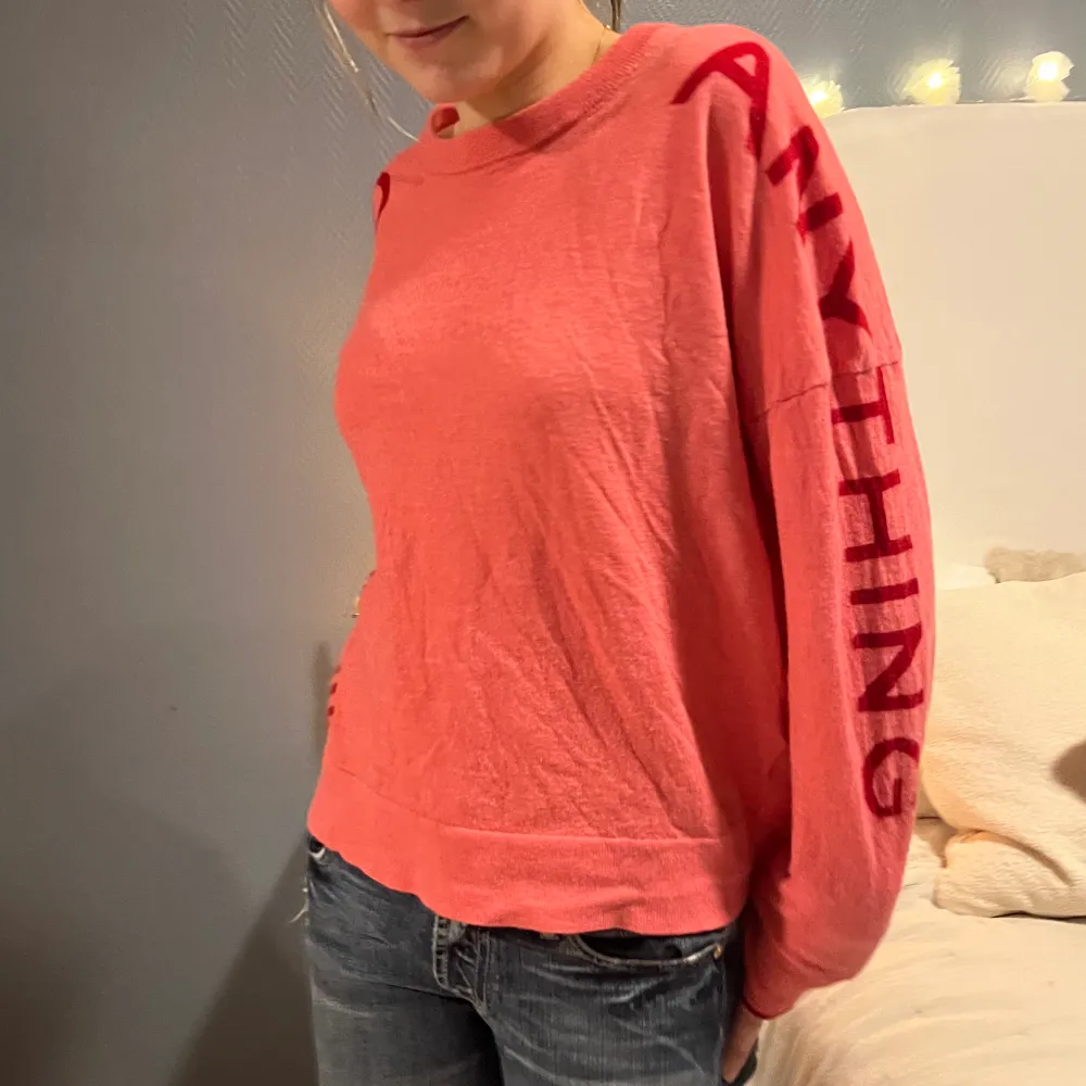 Assnygg rosa tröja från zadig voltaire med texten ”girls can do anything”. Mer klarrosa än vad som syns på bilden. Köpte för ca ett år sen men kommer tyvärr inte till lika mycket användning som jag hade önskat. Om fler intresserad blir det budgivning.. Tröjor & Koftor.