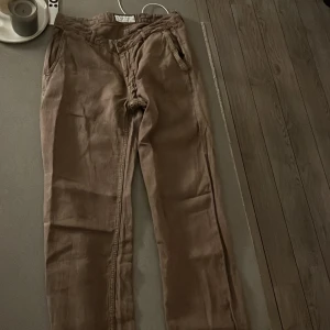 Linnebyxor bruna - Säljer även ett par väldigt fina linnebyxor som använd under sommaren. Väldigt fint skick och som ni ser har jag inte använt som på länge dom dom är lite skrynkliga. Hör av er för fler frågor! Mvh Victor