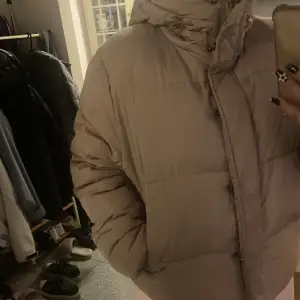 Beige puffjacket från lager 157 stor storlek för att vara xxs/xs. Använd några gånger.