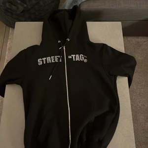 Rhinestone Hoodie - Säljer nu min sprillans nya rhinestone tröja från street tag. Den är enbart tvättad och aldrig använd då den var lite för liten på mig. Var inte rädda för att slå en signal.  Mvh Victor!