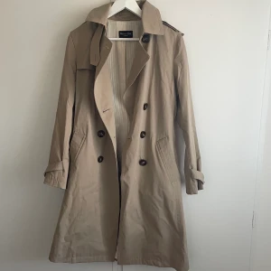 Trenchcoat  - Massimo dutti trenchcoat. Nypris var 2.300. Säljer för 500