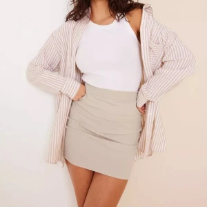 Söt beige kjol! - En supersöt beige kjol! Skriv för bilder eller mer info💓