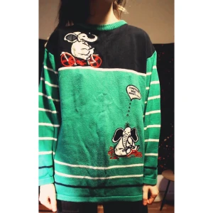 Retro tröja med elefant - Retro tröja med tryck av en elefant som försöker cykla och säger ”Something went wrong”. Köpt secondhand pga jättesöt och jag älskar elefanter, men har tyvärr inte kommit till användning då det inte är min stil. Fin kvalite och redo för ett nytt hem ❤️