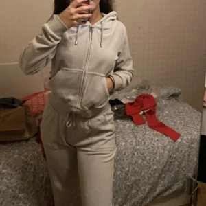 Juicy couture dress grå - En grå juicy couture dress som är så himla snygg!!! Köpt för 2000 men säljs för 1000 för hela setet!!! Byxorna är i M och koftan i S men passar mig som vanligtvis har XS/S ❤️ säljs billigt då den fått lite fläckar men det är vekrligen inget som syns ❤️
